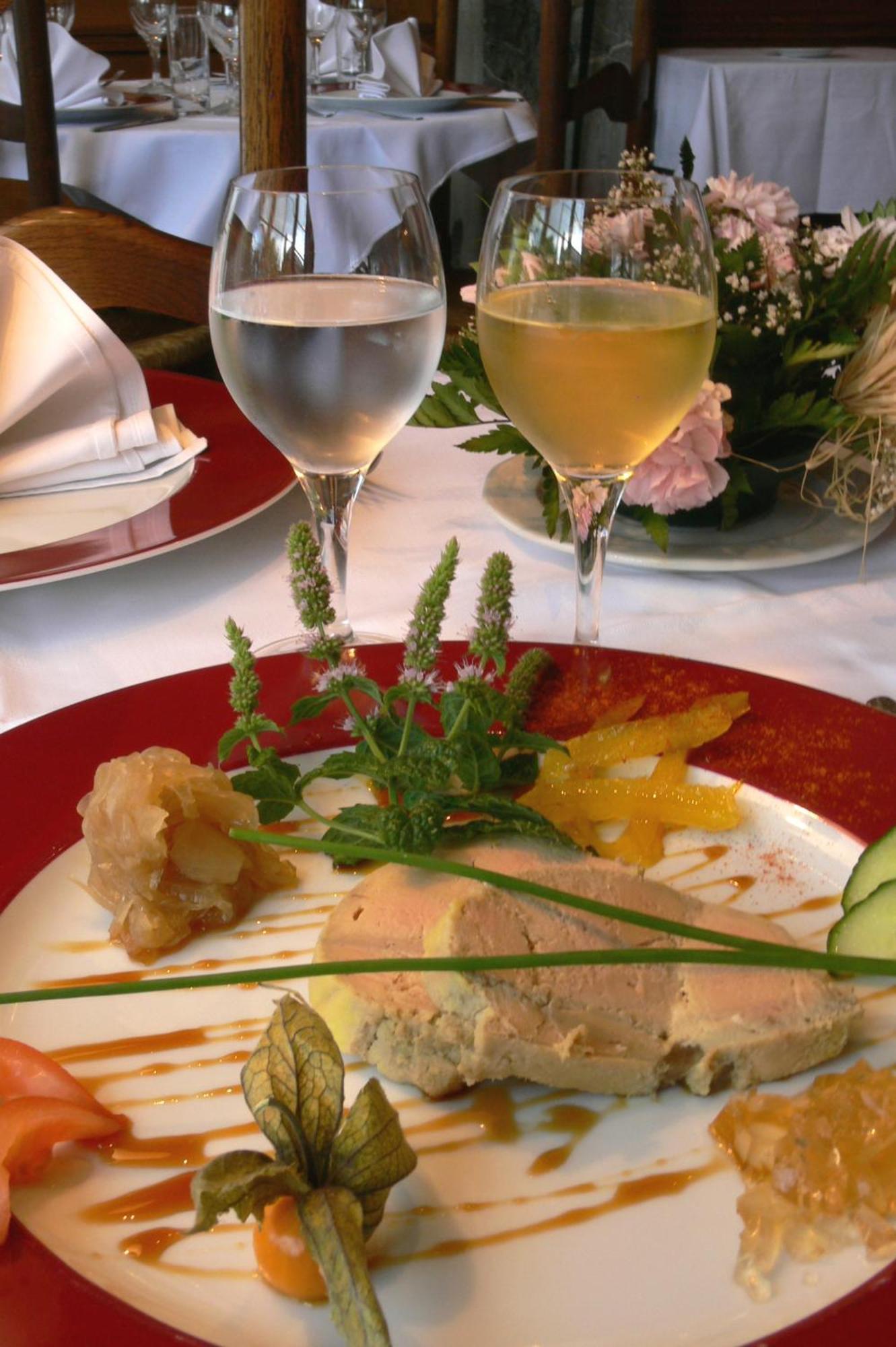 Logis - Chateau De La Motte - Hotel & Restaurant Liessies المظهر الخارجي الصورة